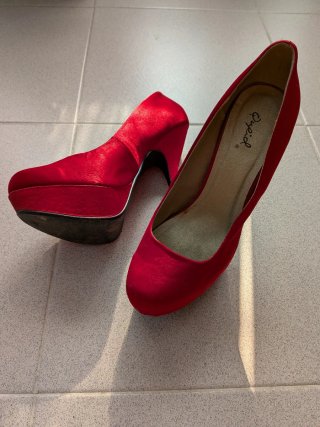 Tacones rojos elegantes