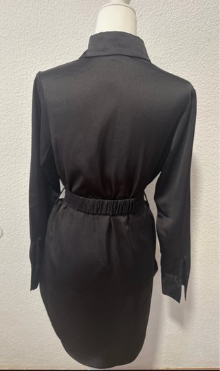 Blusa larga negra con cinturón dorado