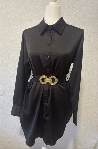 Blusa larga negra con cinturón dorado