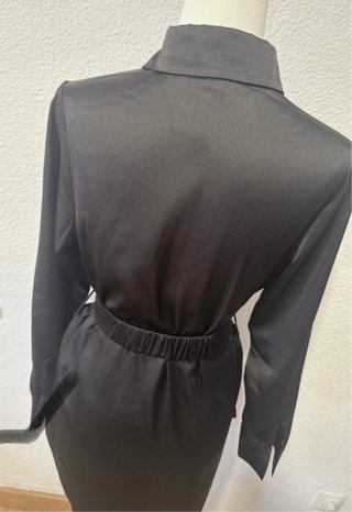 Blusa larga negra con cinturón dorado