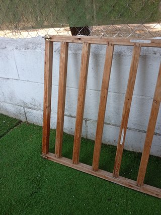 Valla de madera una pintadita le hace falta