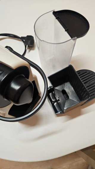 Cafetera Krups Nespresso Beige (PARA PIEZAS)