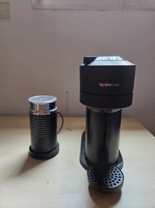 Cafetera Nespresso Vertuo Plus + Aeroccino