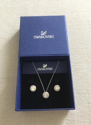 Set colgante y pendiente Swarovski en su cajita.