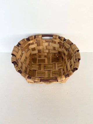 Cesta artesanal de mimbre y madera