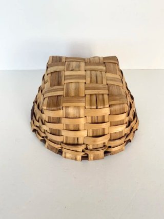 Cesta artesanal de mimbre y madera