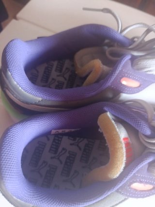 Zapatillas grises y moradas