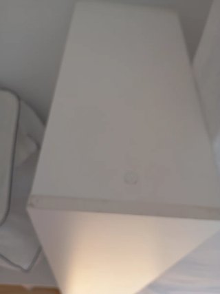 Escritorio blanco con estantería
