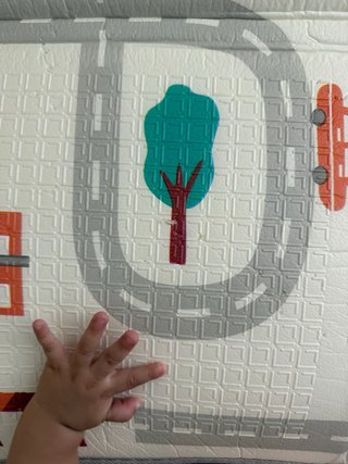 Parque infantil con alfombra y agarraderas