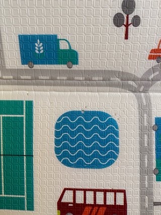 Parque infantil con alfombra y agarraderas