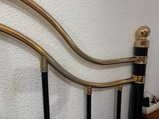 Cabecero de metal negro y dorado