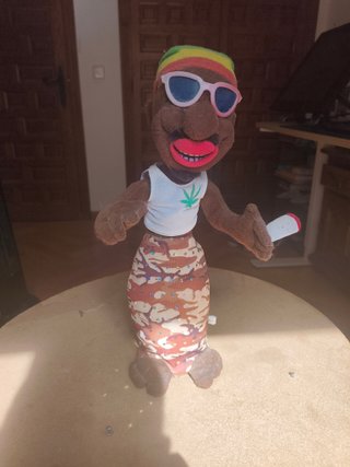 Muñeco Jamaiquino dándole al troncho peluche 30cm