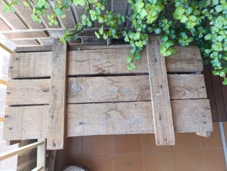 Cajón antiguo de madera para botellas