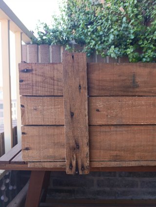 Cajón antiguo de madera para botellas