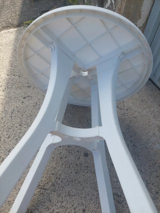 Mesa redonda de terraza blanca