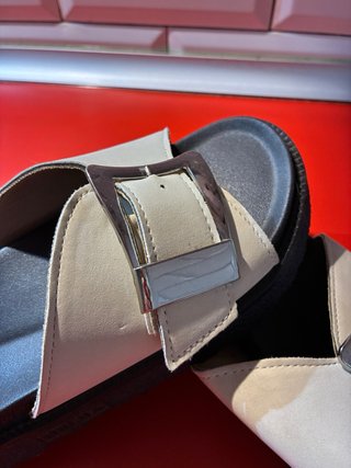 Sandalias Beige y Negras con Hebilla