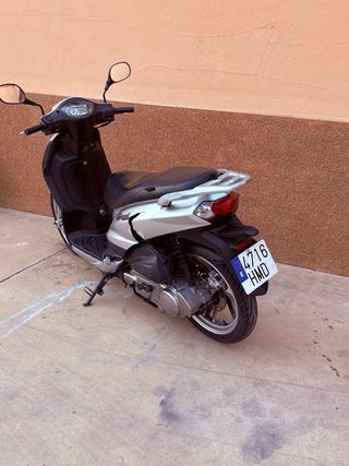 Moto Scooter Plata y Negra ITV Recién Pasada