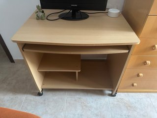 Mesa de estudio con ruedas