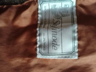 Parka marrón/roja con capucha y botones