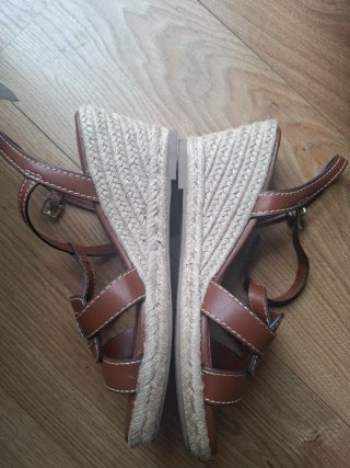 Sandalias cuña marrón
