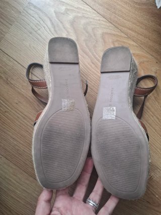 Sandalias cuña marrón