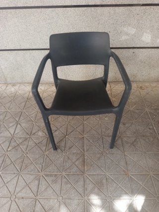 Sillas de plástico negras