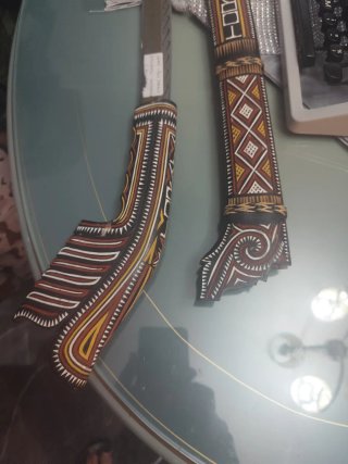 Daga Toraja artesanal con borla