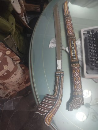 Daga Toraja artesanal con borla
