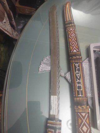 Daga Toraja artesanal con borla