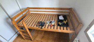 Cama alta de madera.
