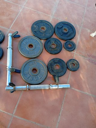 Pesas y barra de gimnasio