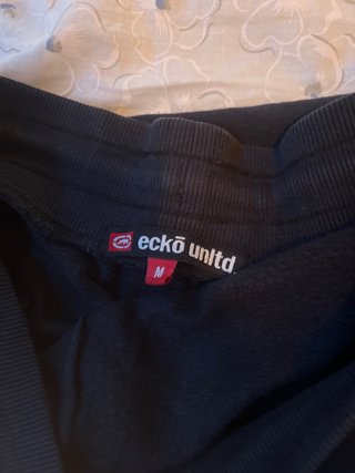 Pantalones deportivos negros con camuflaje