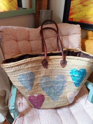 Bolso de playa con corazones de lentejuelas