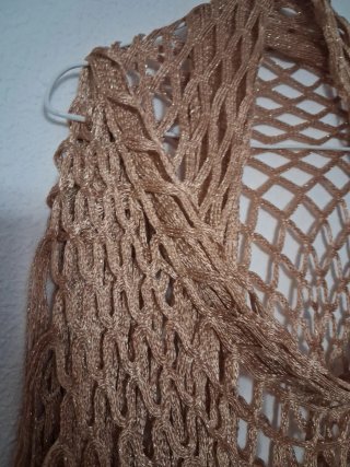 Chal tejido beige y dorado con flecos