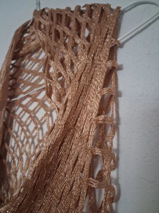 Chal tejido beige y dorado con flecos