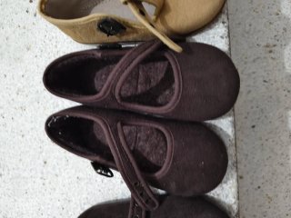 Merceditas niña marrón y beige.