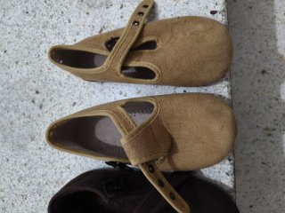 Merceditas niña marrón y beige.