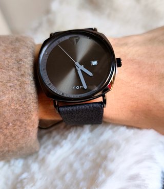 Reloj Tomi Negro y Dorado Elegante Unisex
