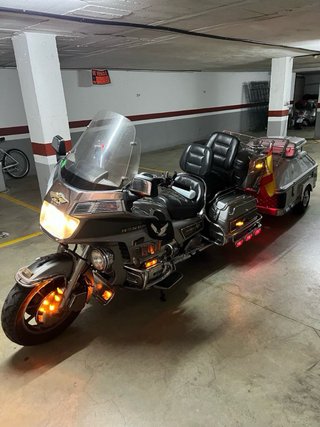 Honda Goldwing con remolque
