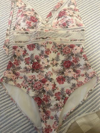 Bañador floral sin estrenar.