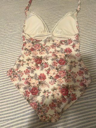 Bañador floral sin estrenar.