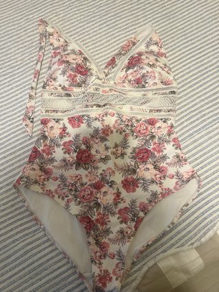 Bañador floral sin estrenar.
