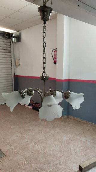 Lámpara araña dorada y blanca