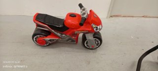 Moto de juguete roja
