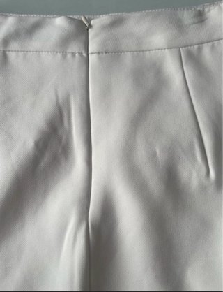 Falda blanca con cremalleras