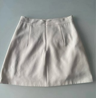 Falda blanca con cremalleras