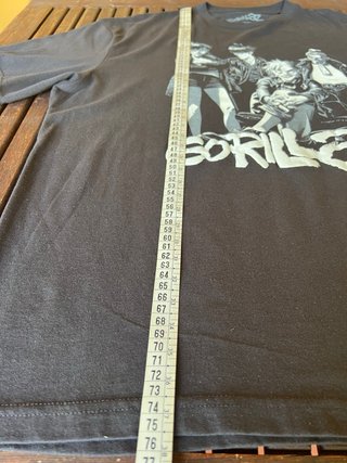 Camiseta Gorillaz Gris oscura. Pull and Bear
