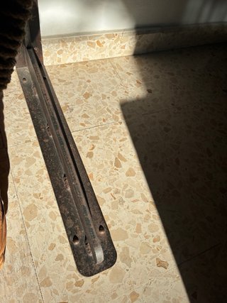 Estantería de hierro y madera oscura
