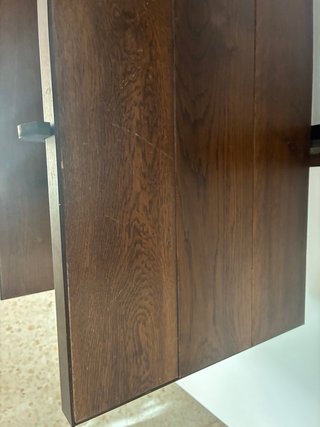 Estantería de hierro y madera oscura