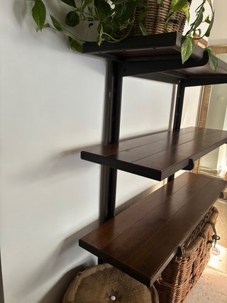 Estantería de hierro y madera oscura